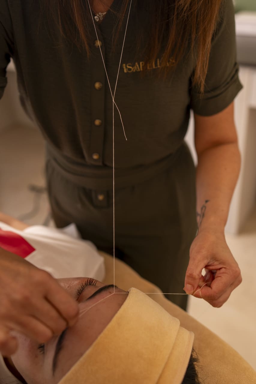 Diseño-de-cejas-con-hilo