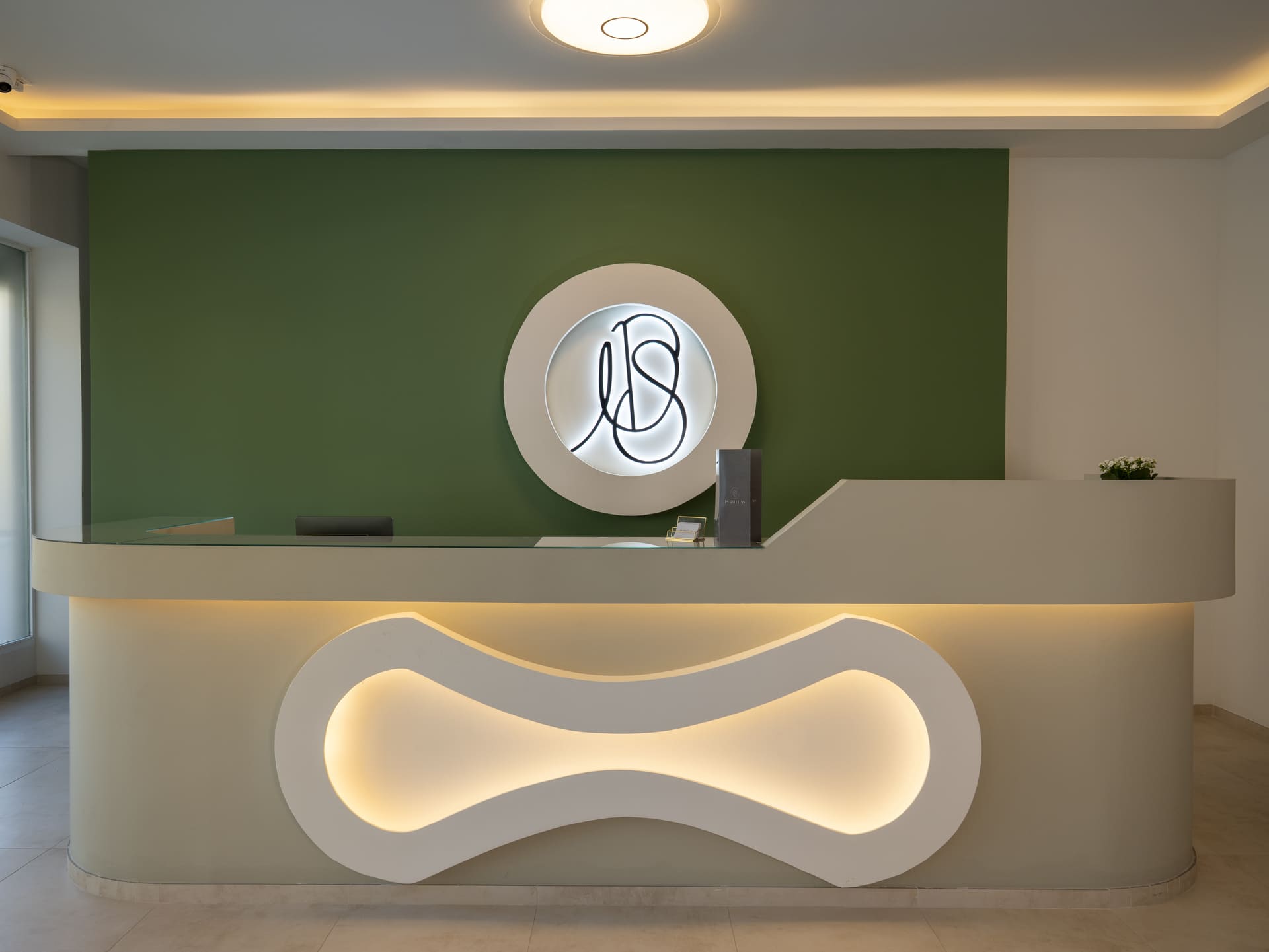 Instalaciones-Isabella-estética-logo-entrada