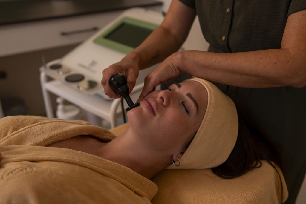 Mujer-en-camilla-realizando-tratamiento-estético-facial-Isabellas