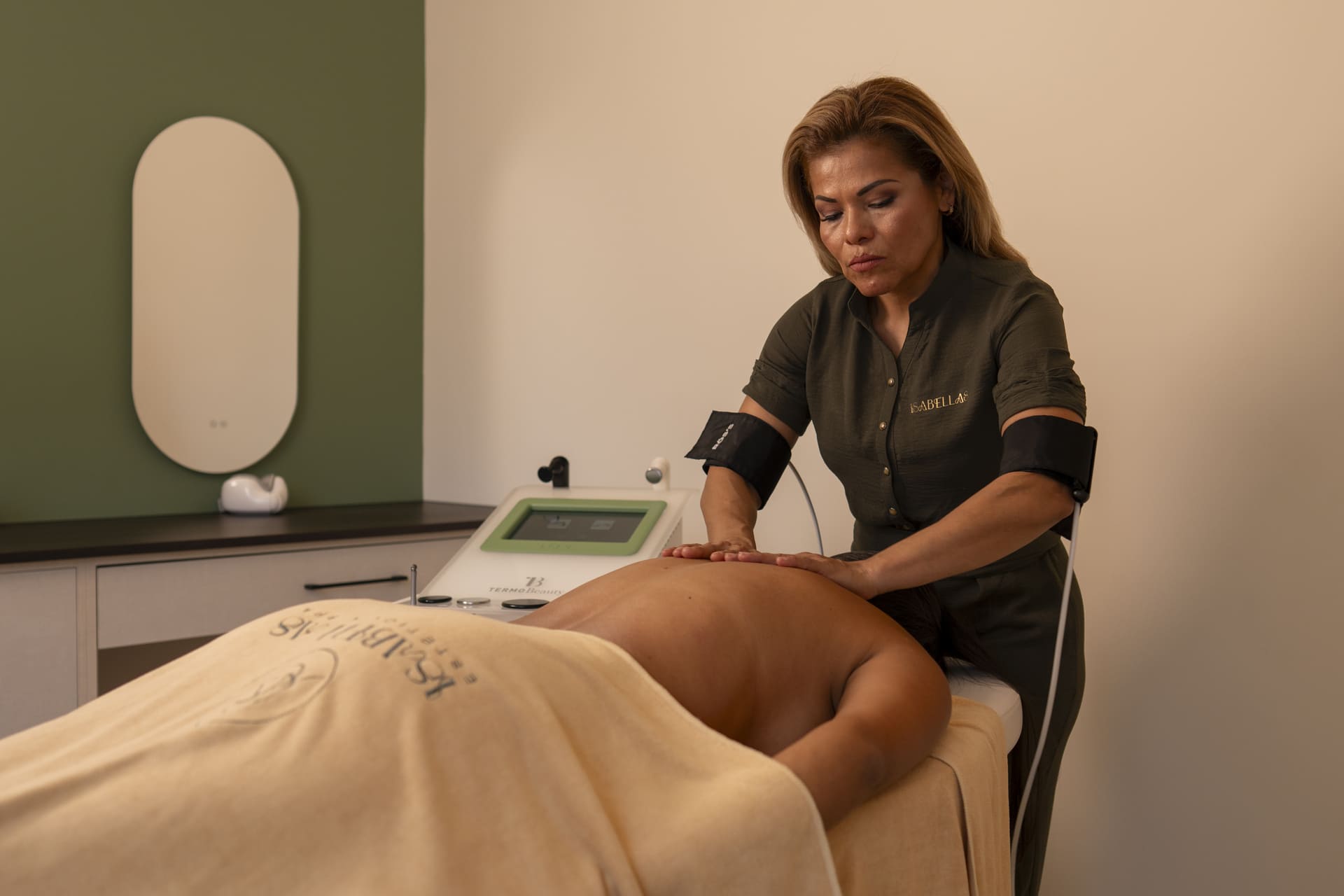 esteticista-realizando-tratamiento-corporal-drenante-masaje-isabellas-estética-clinica
