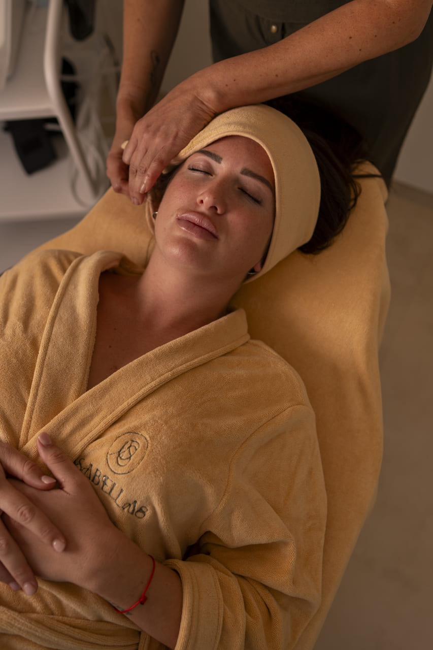 esteticista-realizando-tratamiento-facial-ojos-isabellas-estética-clinica