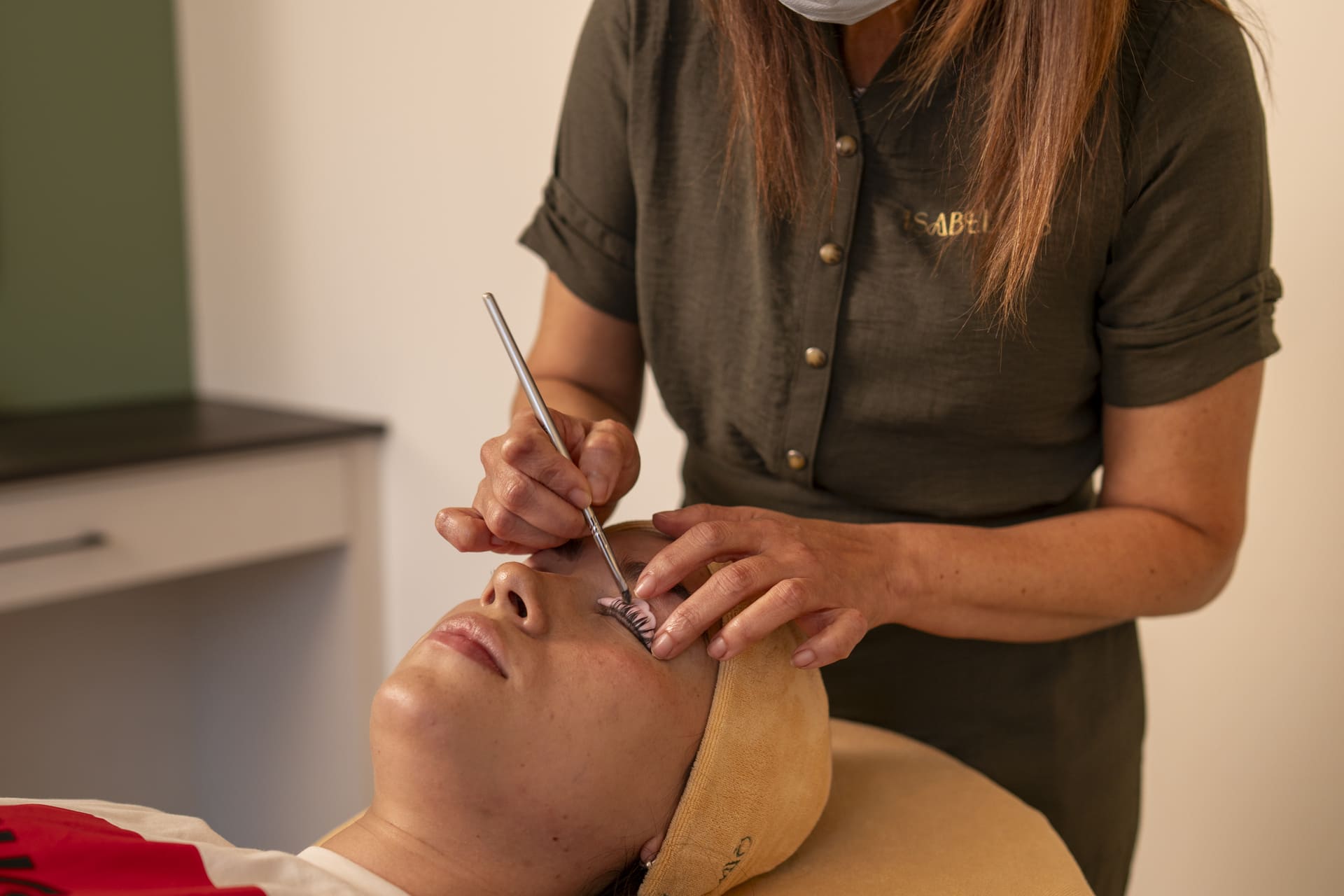 esteticista-realizando-tratamiento-facial-ojos-isabellas