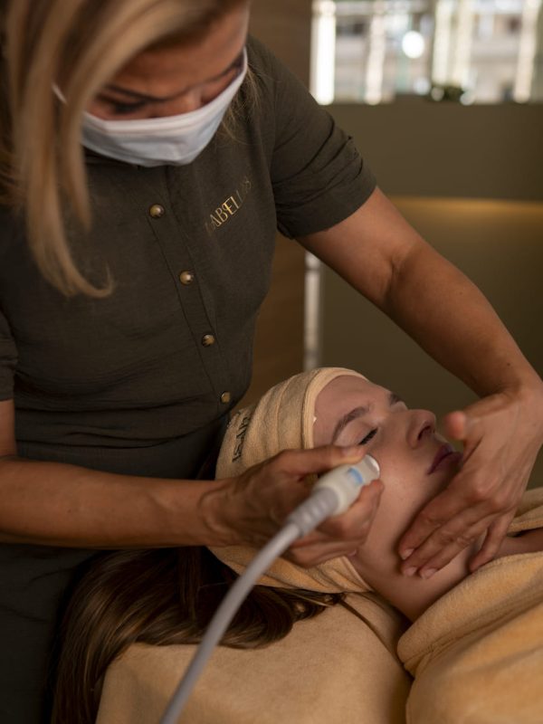 Mujer-en-camilla-realizando-tratamiento-estético-Ifacial-con-maquinasabellas