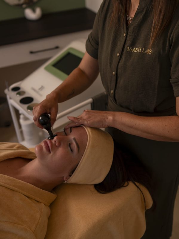 Mujer-en-camilla-realizando-tratamiento-estético-facial-arrugas-Isabellas