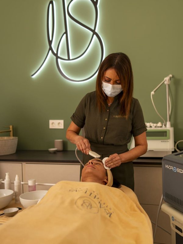 Mujer-en-camilla-realizando-tratamiento-estético-facial-mascarilla-Isabellas