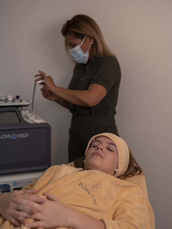 mujer-dandose-tratamiento-estético-facial